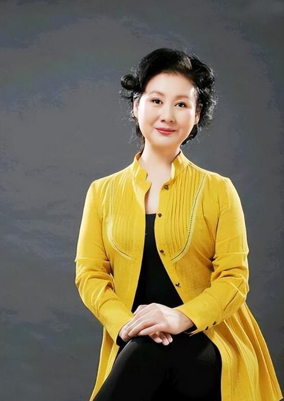 卓越汇 春晚小品一姐火遍全国，痛失三位至亲，她如何笑着走下去？