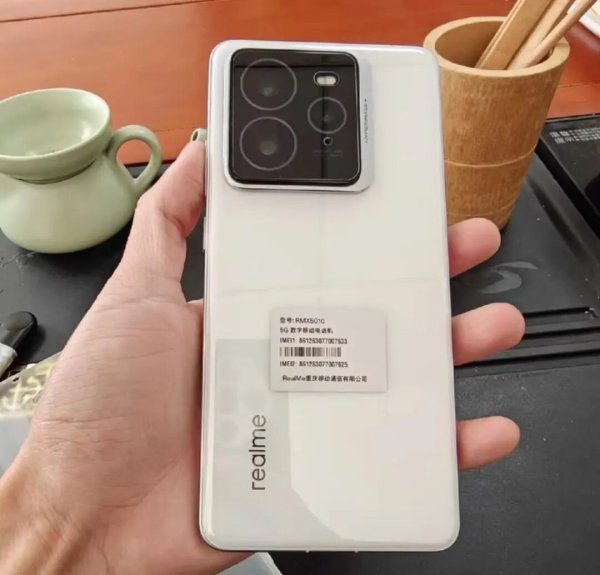 容新策略 真我GT8 Pro摄像头模组曝光